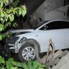 Otomobil evin bahçesine devrildi: 2 yaralı Otomobil evin bahçesine devrildi: 2 yaralı