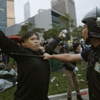 Hong Kong'da göstericilerle polis çatıştı