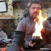 Boyaması için getirilen ayakkabıları yakıyor Boyaması için getirilen ayakkabıları yakıyor