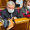 Ukrayna meclisinde savunma bakanına topuklu ayakkabı hediye edildi Ukrayna meclisinde savunma bakanına topuklu ayakkabı hediye edildi