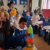 Köy okulu öğrencilerinin karne hediyesi üst sınıflardan geldi Köy okulu öğrencilerinin karne hediyesi üst sınıflardan geldi