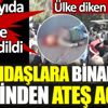 ﻿Vatandaşlara binaların üzerinden ateş açıldı. Ülke diken üstünde