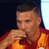Podolski imzayı attı, çay içti!