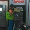 Para çekemeyince ATM cihazını parçaladı