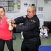 Kadına şiddete karşı ücretsiz aikido dersi veriyor