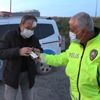 Otomobil kumsala uçtu, vatandaşlar sürücüyü boşverip hatıra fotoğrafı çektirdi Otomobil kumsala uçtu, vatandaşlar sürücüyü boşverip hatıra fotoğrafı çektirdi