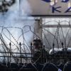 Yunanistan, gaz bombalarının etkisini artırmak için 'fan' çalıştırıyor Yunanistan, gaz bombalarının etkisini artırmak için 'fan' çalıştırıyor