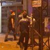 Çatıya çıkan şahsı izlemeye geldiler, ceza yiyip gittiler Çatıya çıkan şahsı izlemeye geldiler, ceza yiyip gittiler