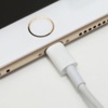 İPhone şarj kablosunu değiştiriyor