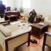 Vali yardımcısının odasında 'halı kirlenmesin' diye ayakkabılarını çıkardı