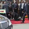 Zimbabwe Cumhurbaşkanı kürsüden ayrılırken yere düştü Zimbabwe Cumhurbaşkanı kürsüden ayrılırken yere düştü