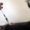 İngiltere'de Covid-19 aşısı sayesinde pandemide can kayıpları azalıyor