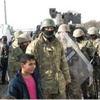 Asker kampa girdi Öcalan posterlerini indirdi! Asker kampa girdi Öcalan posterlerini indirdi!