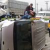 Minibüs su kanalına uçtu: 1 yaralı Minibüs su kanalına uçtu: 1 yaralı