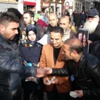Taksim'de albümünü alana 10 dolar verdi