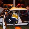 Paramparça otomobilden sağ çıktılar Paramparça otomobilden sağ çıktılar