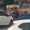 Motosiklette yanındaki kadını böyle dövdü Motosiklette yanındaki kadını böyle dövdü