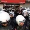 Eşini vuran adamı linçten polis kurtardı Eşini vuran adamı linçten polis kurtardı