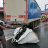 Pendik'te TIR'a çarpan otomobil hurdaya döndü
