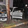 Park halindeki araçlara çarpan sürücü yaralandı Park halindeki araçlara çarpan sürücü yaralandı