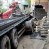 26 ton demir taşıyan tır apartmana daldı 26 ton demir taşıyan tır apartmana daldı