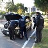 Aracının motor bölümünden kurtarılan yavru kediyi ...