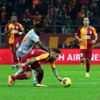 Galatasaray - Başakşehir maçında olay görüntü! Arda Turan kafa karıştıran hareket... Galatasaray - Başakşehir maçında olay görüntü! Arda Turan kafa karıştıran hareket...