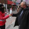 Kadın cinayeti yaşanmayan şehirde erkeklere çiçek Kadın cinayeti yaşanmayan şehirde erkeklere çiçek