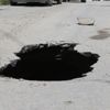 Otomobilin geçtiği sırada yol çöktü Otomobilin geçtiği sırada yol çöktü