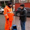 Temizlik işçisi bulduğu öğrenci servis ücretini sahibine ...