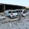 Fabrika duvarı araçların üzerine devrildi Fabrika duvarı araçların üzerine devrildi