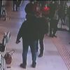 Kaldırımda yürüyen adamın ölümden saniyelerle kurtulduğu anlar kamerada Kaldırımda yürüyen adamın ölümden saniyelerle kurtulduğu anlar kamerada