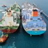 İki dev gemi arasında LNG transferi