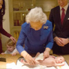 Kraliçe Elizabeth torununun altını değiştirdi Kraliçe Elizabeth torununun altını değiştirdi