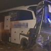 Otobüs refüje çarptı; 20 yaralı
