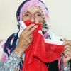 Çöpte bulduğu Türk bayrağını evine asan nineye polislerden ziyaret