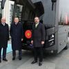 Başkan Erdoğan, Cumhurbaşkanlığına hediye edilen otobüsü inceledi Başkan Erdoğan, Cumhurbaşkanlığına hediye edilen otobüsü inceledi