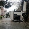 Köpeğe çarpmamak için tırı ile 5 metrelik istinat duvarından uçtu