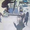 Şiddetli rüzgarda tutmaya çalıştığı şemsiyeyle havalandı Şiddetli rüzgarda tutmaya çalıştığı şemsiyeyle havalandı