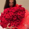 Adriana Lima sevgilisinin aldığı güllerle poz verdi