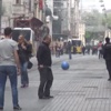 İstiklal Caddesi'nde esnaf top oynadı İstiklal Caddesi'nde esnaf top oynadı