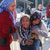 Hatice'den kendilerini terk eden annesine cenazede tepki! Hatice'den kendilerini terk eden annesine cenazede tepki!