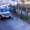 Dalgın sürücü çocuğun önündeki bisikleti ezerek yoluna devam etti Dalgın sürücü çocuğun önündeki bisikleti ezerek yoluna devam etti