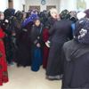 Gıda kolisi dağıtılacağı söylentisiyle belediyeye koştular Gıda kolisi dağıtılacağı söylentisiyle belediyeye koştular