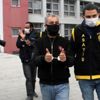 Yer: Adana! Gazetecilere böyle poz verdiler Yer: Adana! Gazetecilere böyle poz verdiler