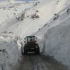 Çığın kapatığı mezra yolu ulaşıma açıldı Çığın kapatığı mezra yolu ulaşıma açıldı