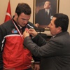 Şampiyon güreşçiye altın ödülü Şampiyon güreşçiye altın ödülü