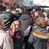 Buz tutmuş havuza atlayıp köpeği kurtardı Buz tutmuş havuza atlayıp köpeği kurtardı