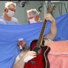 Brezilyalı gitarist beyin ameliyatında gitar çaldı!