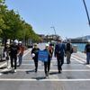 Muğla'nın Marmaris ilçesinde koranavirüs farkındalığı için pankart açıp yürüdüler